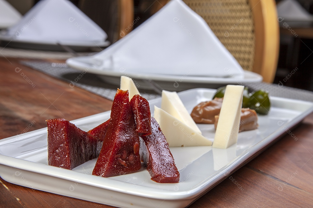 Goiabada com queijo em tijela sobre mesa de madeira