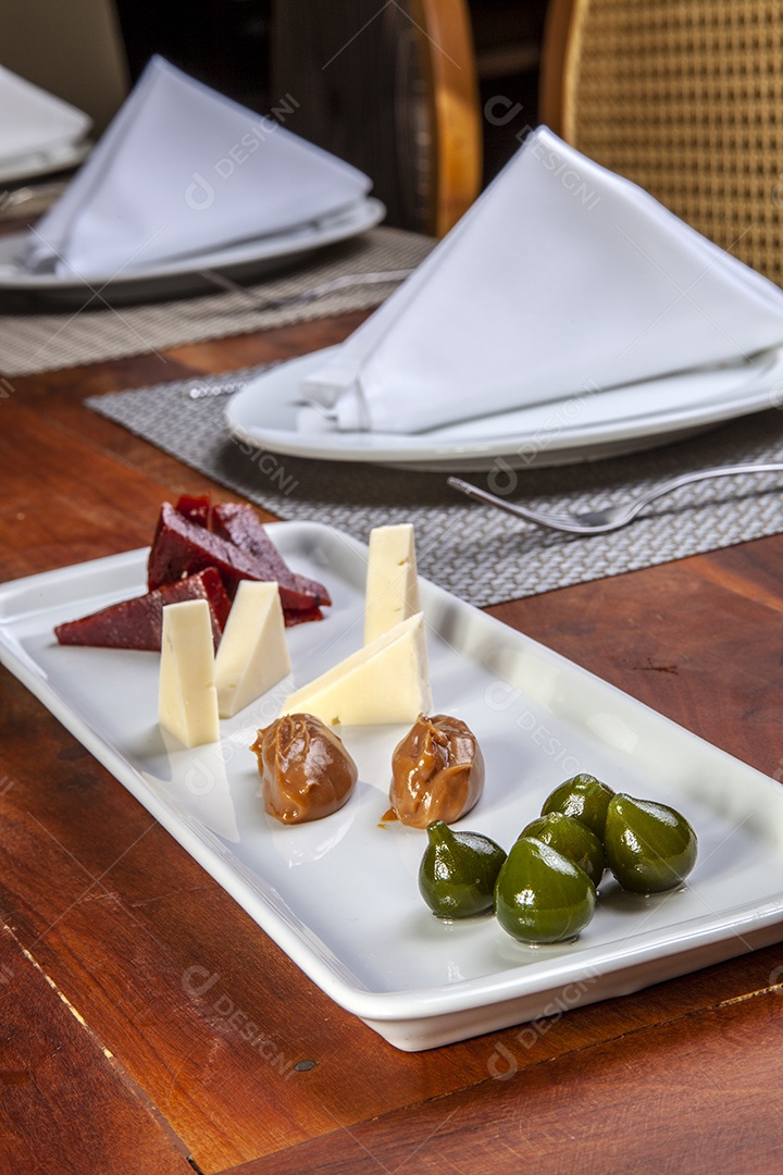 Goiabada com queijo em tijela sobre mesa de madeira