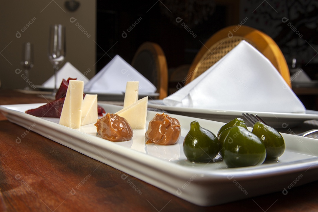 Goiabada com queijo em tijela sobre mesa de madeira