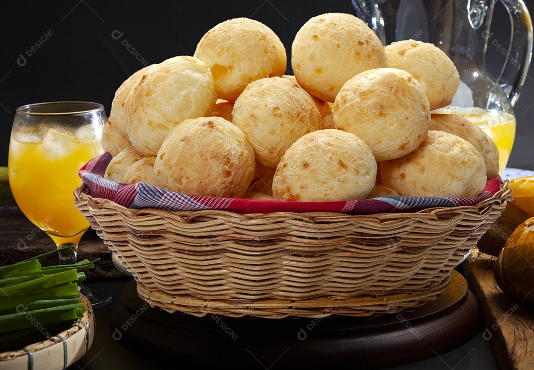 Cesta com pães de queijo