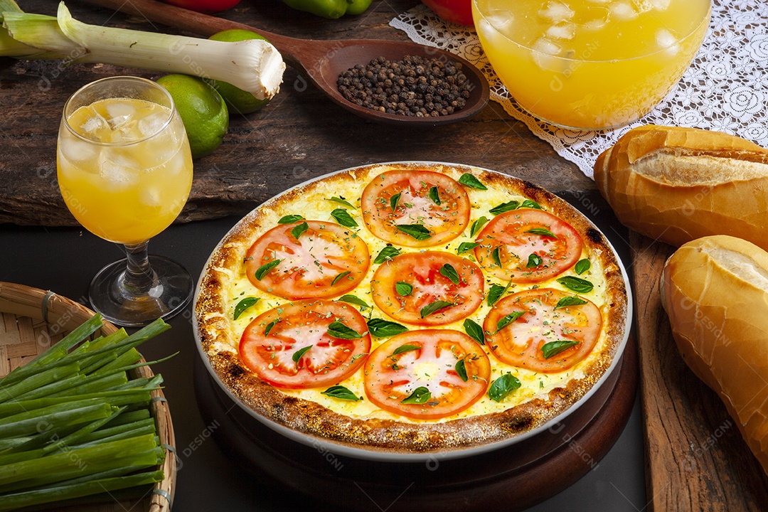 Pizza Margherita feita com tomate e mussarela