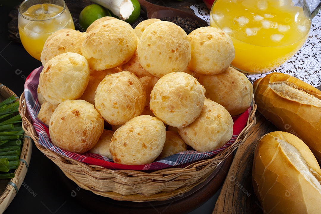 Cesta com delicioso pães de queijo