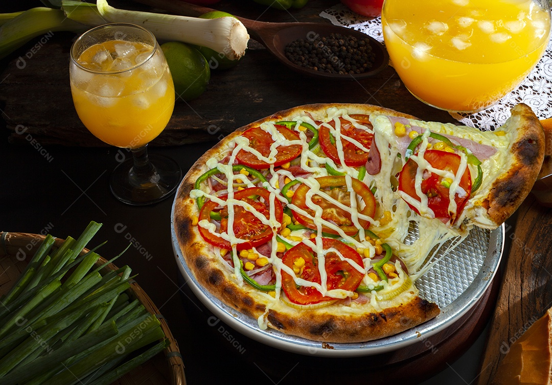 Pizza Margherita feita com tomate e mussarela