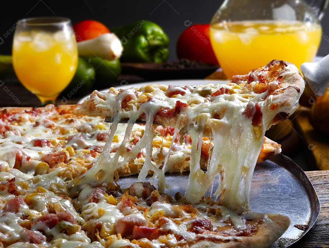 Fatia de com queijo bacon e calabresa