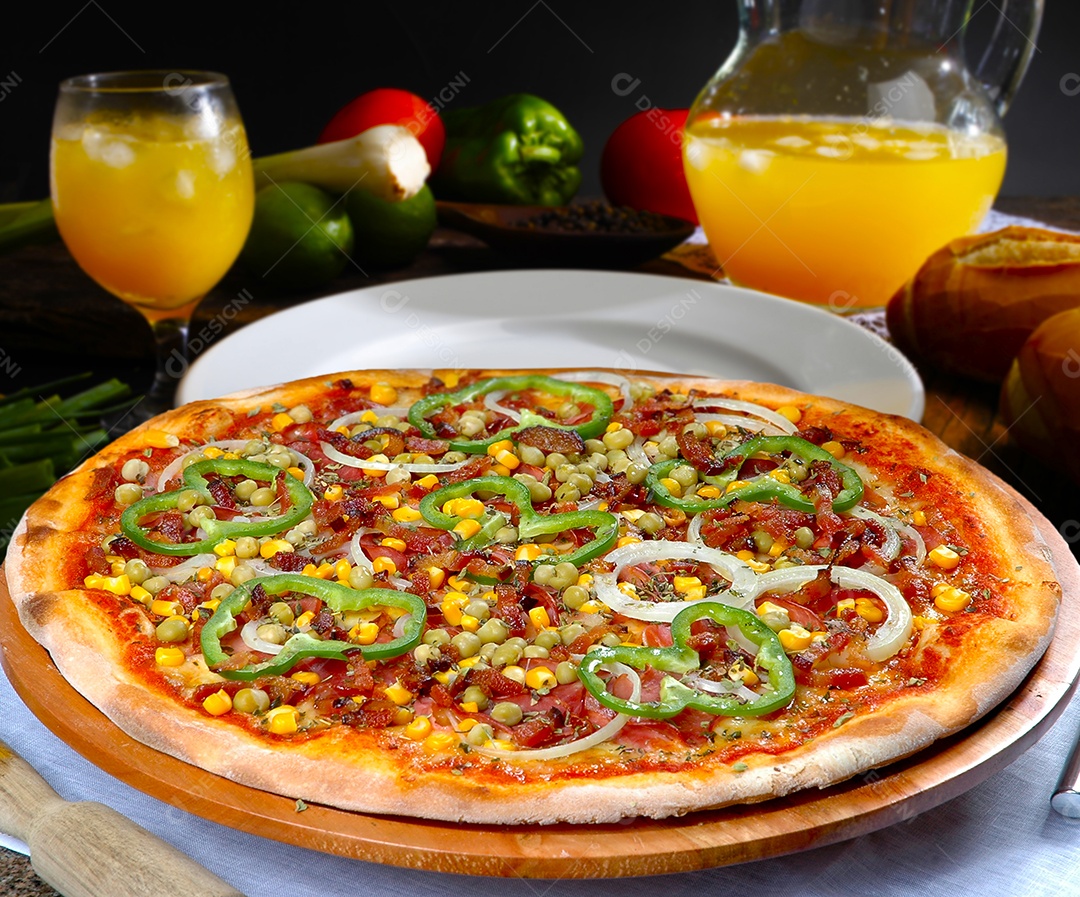 Pizza de calabresa com milho e pimentões