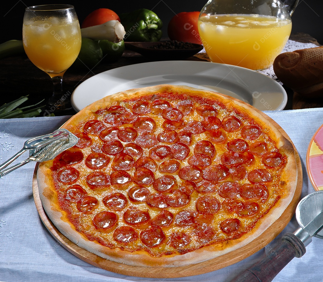 Pizza grande de calabresa pepperoni