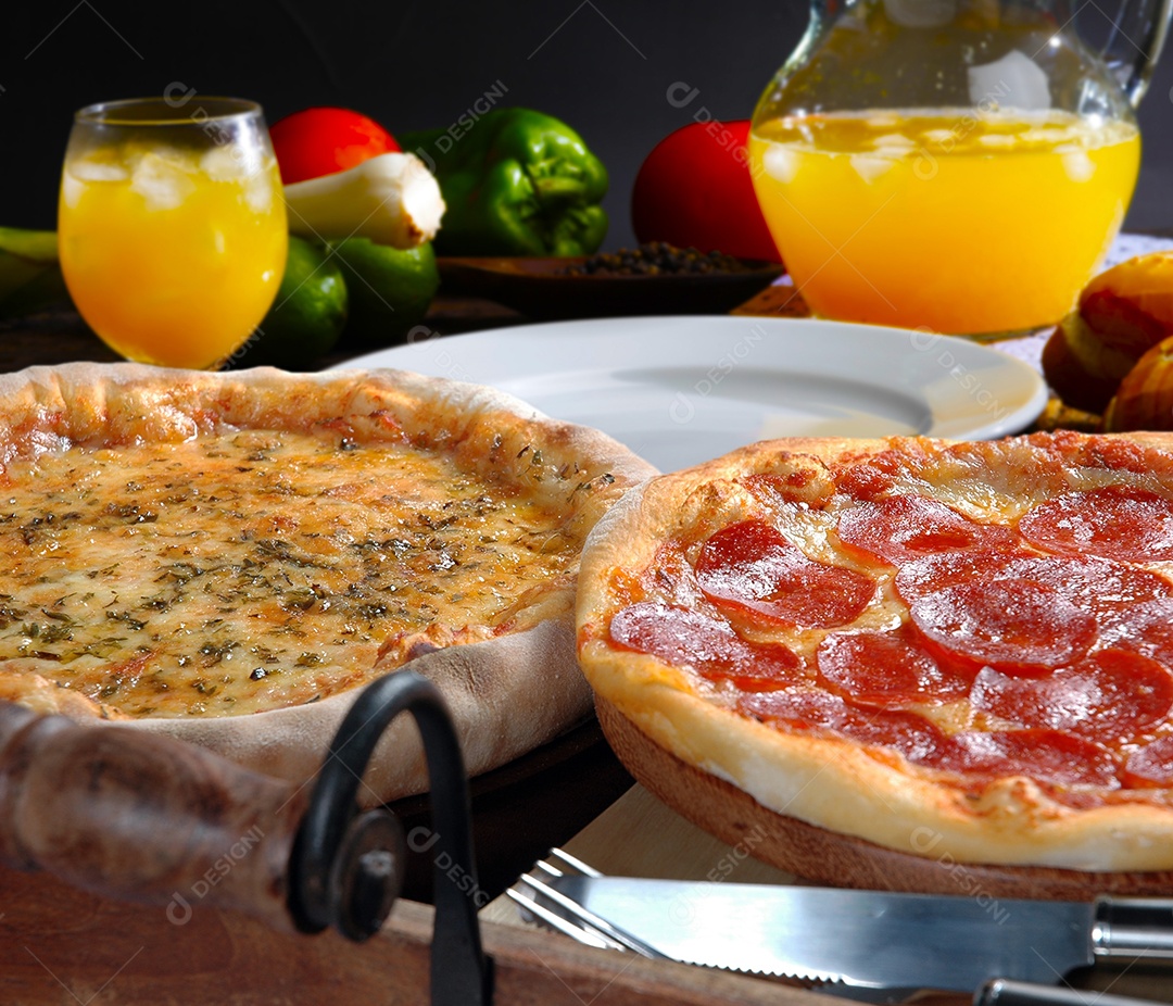 Duas pizzas calabresa e queijo