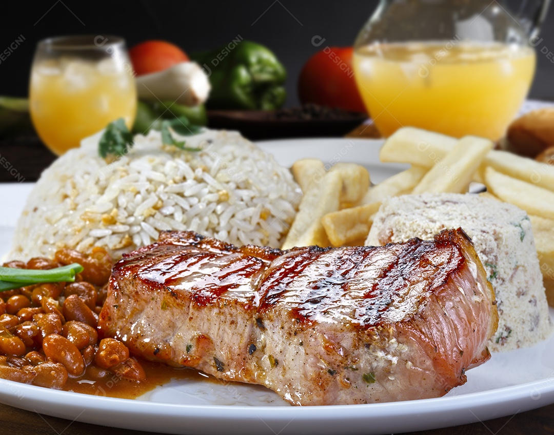 Carne de porco grelhada com guarnições