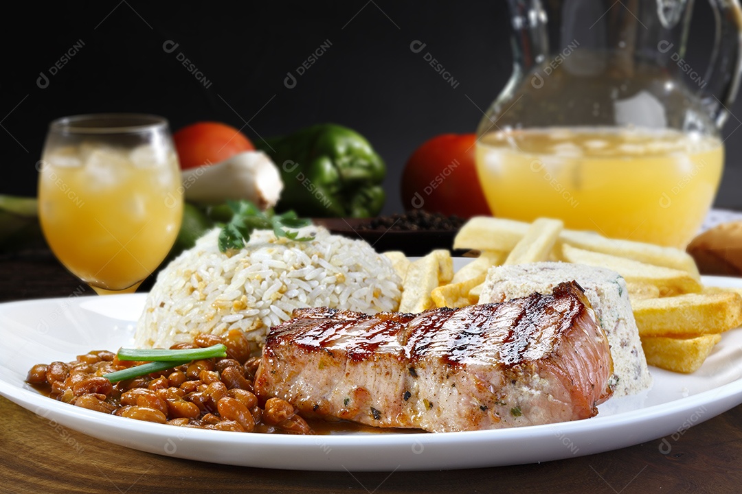 Carne de porco grelhada com guarnições