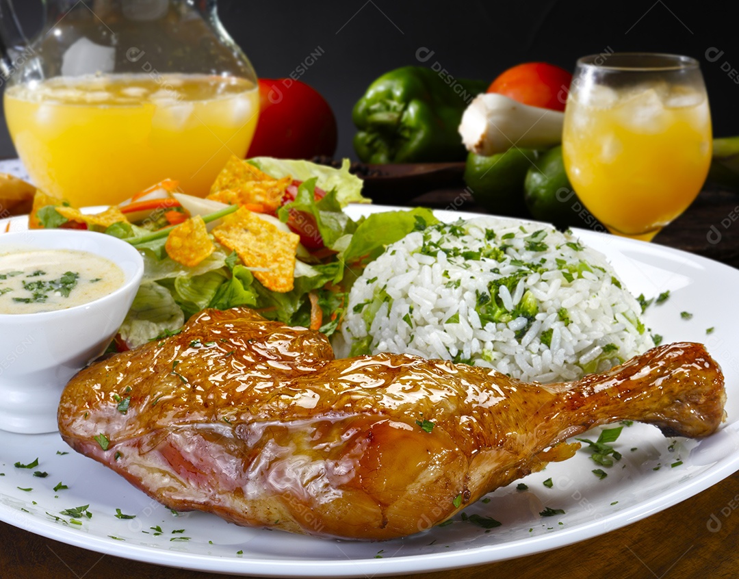 Coxa de frango grelhada com guarnições