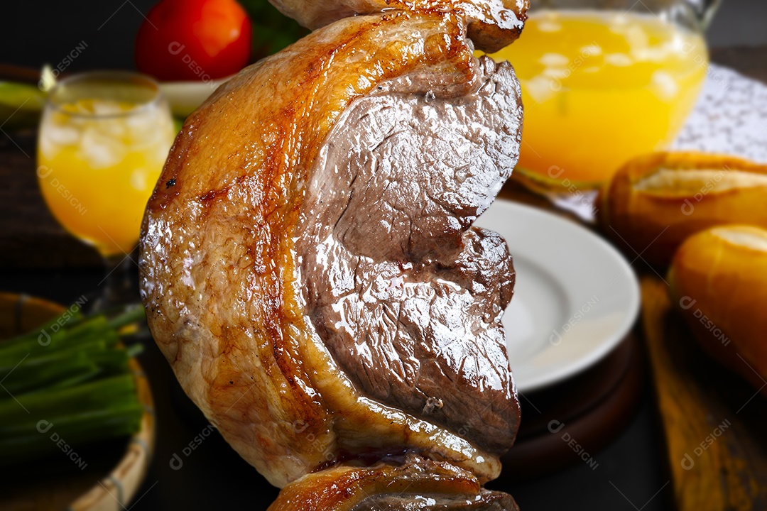 Peça de picanha no espeto assado