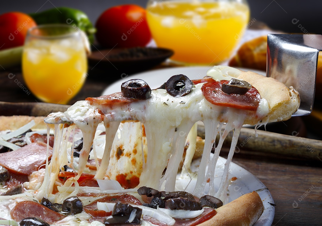 Pizza de queijo com calabresa e azeitona