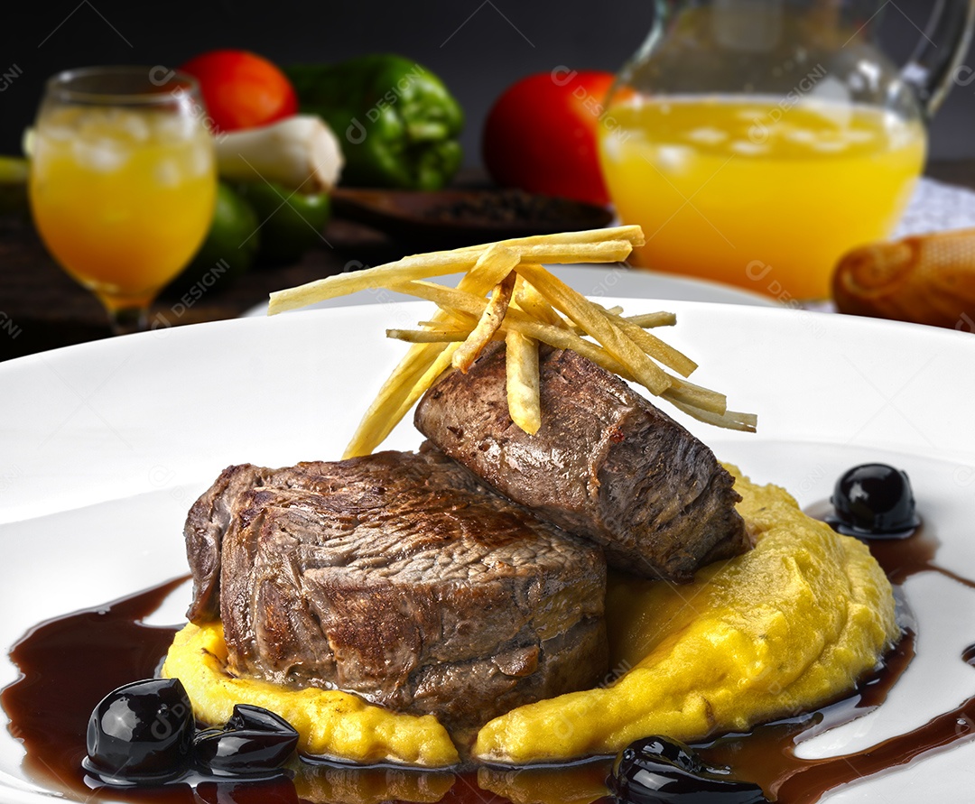 Filés mignon com purê e molho de vinho