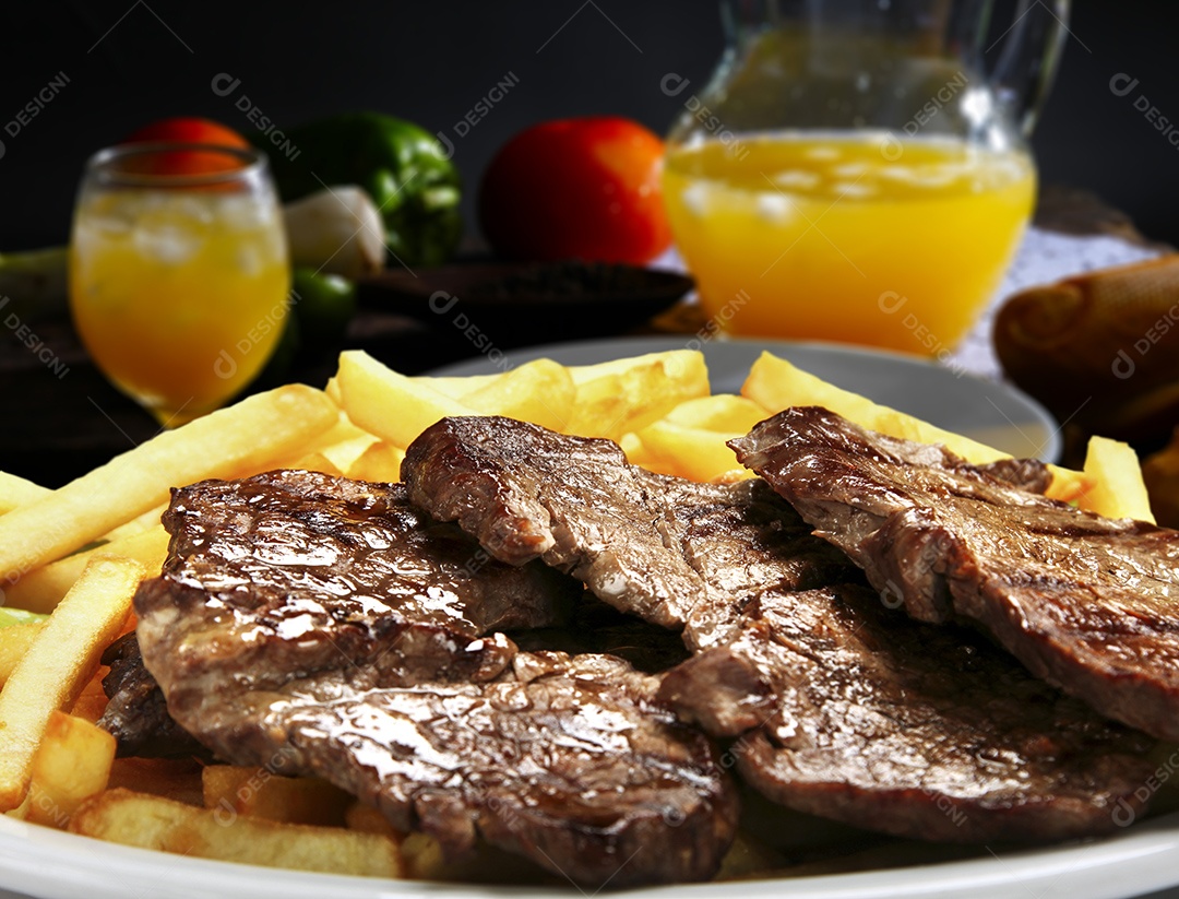 Picanha grelhada com batatas fritas