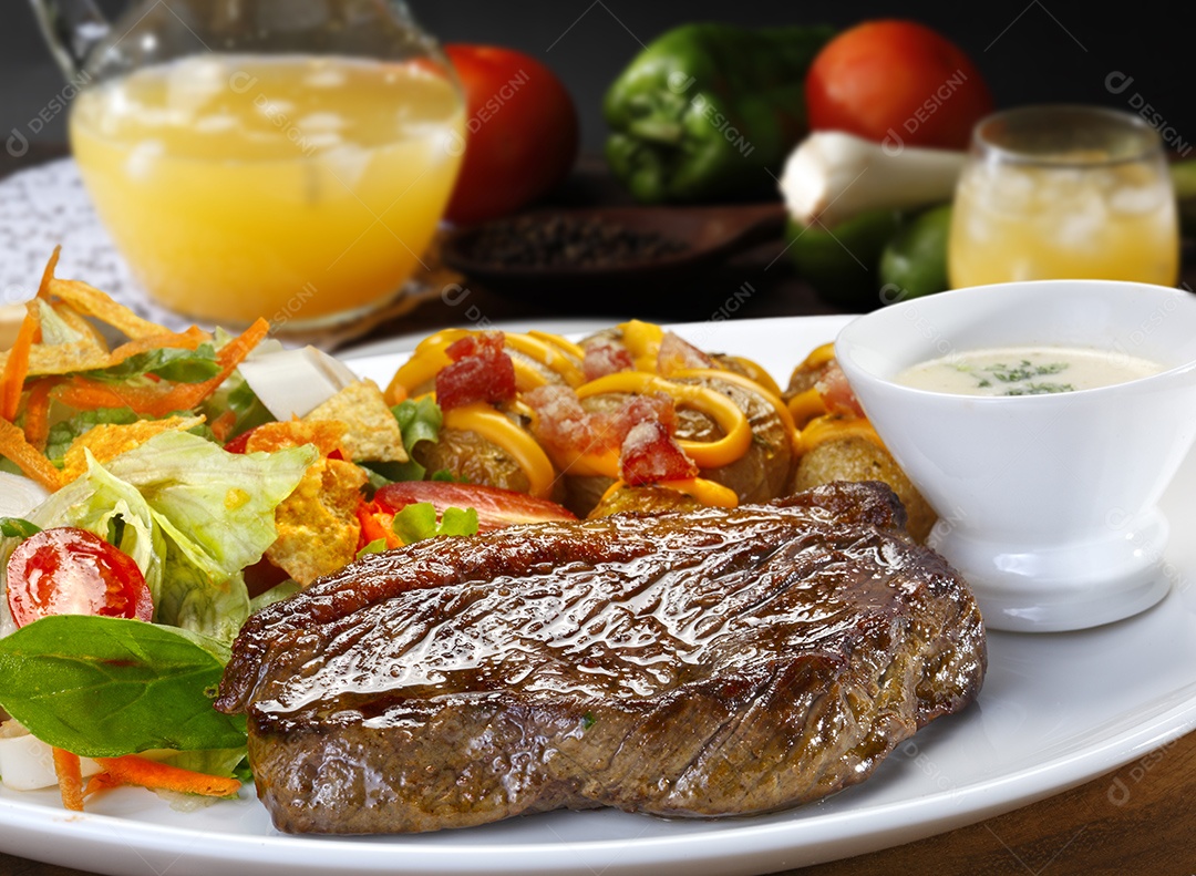 Salada com carne grelhada e molho