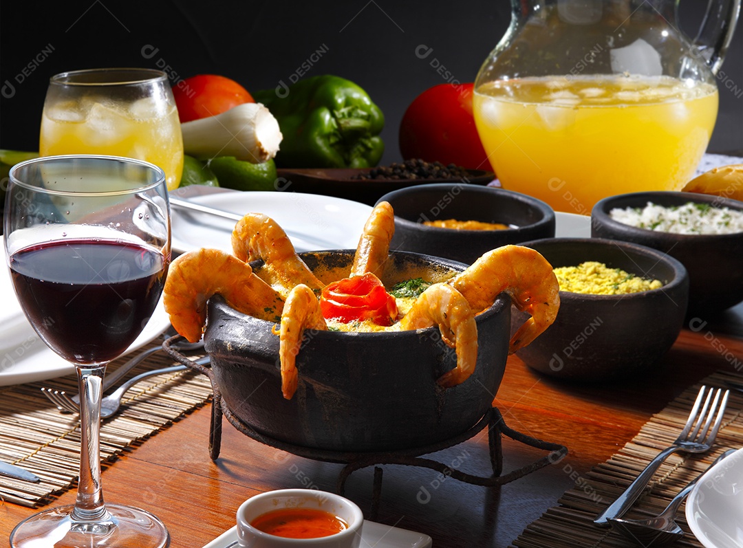 Panela de camarão aoo creme delicioso com guarnições