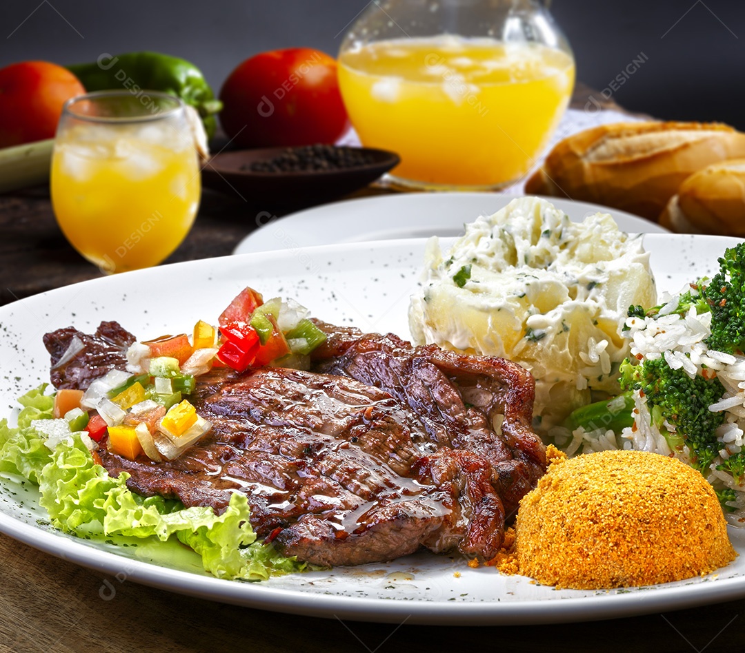 Refeição tradicional deliciosa de maionese salada carne e arroz