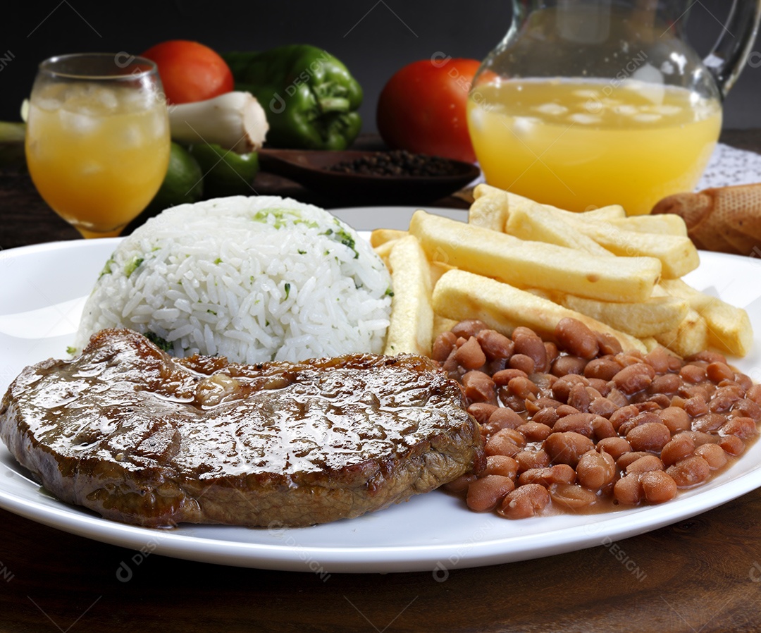 Arroz com feijão e carne batatas fritas