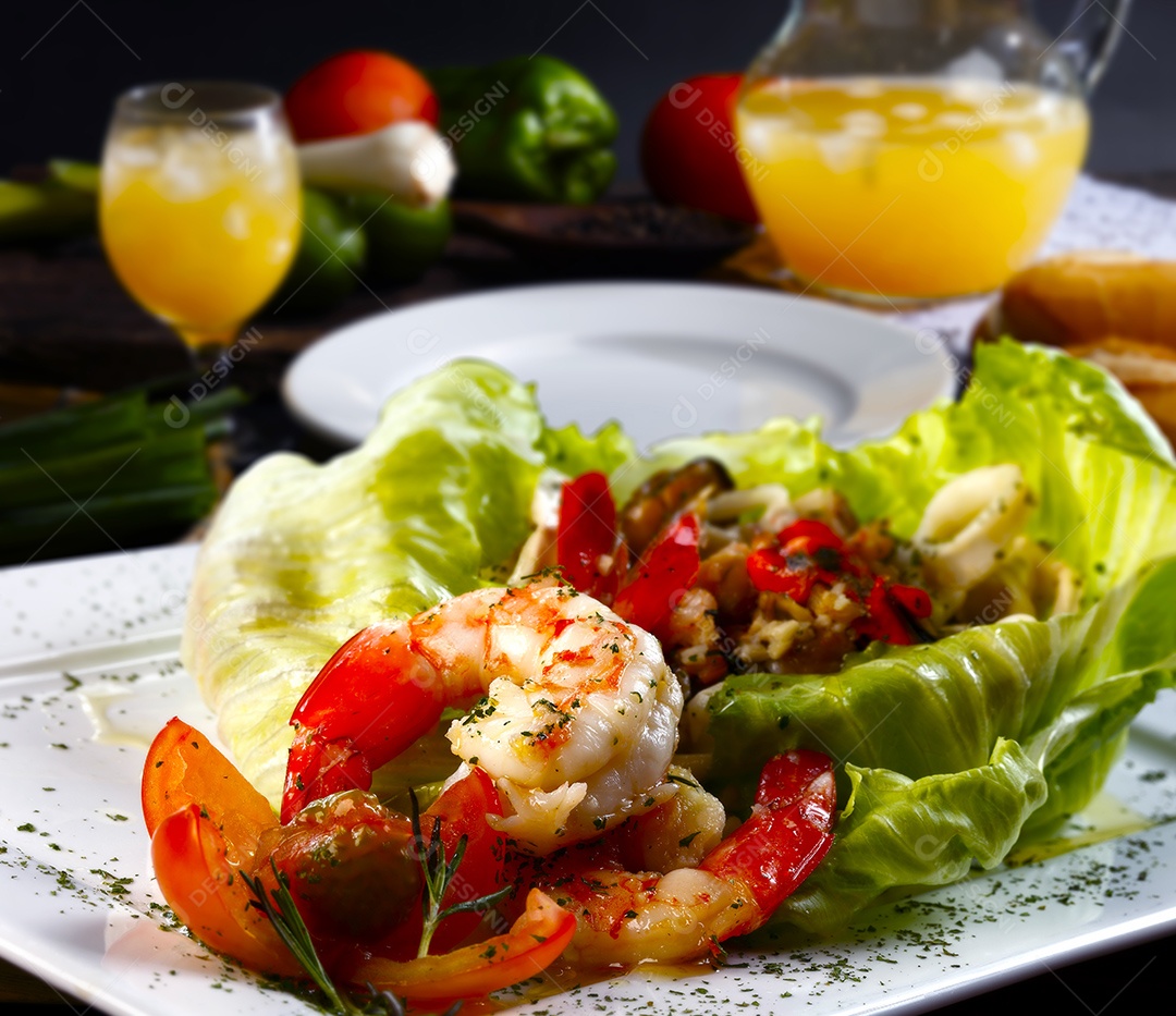 Salada de frutos do mar com camarão grande