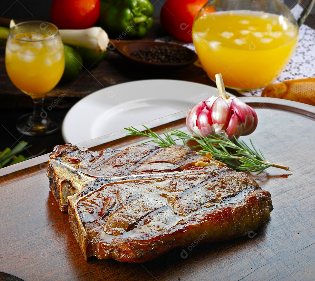 Bife t bone ao molho barbecue assado e tempero