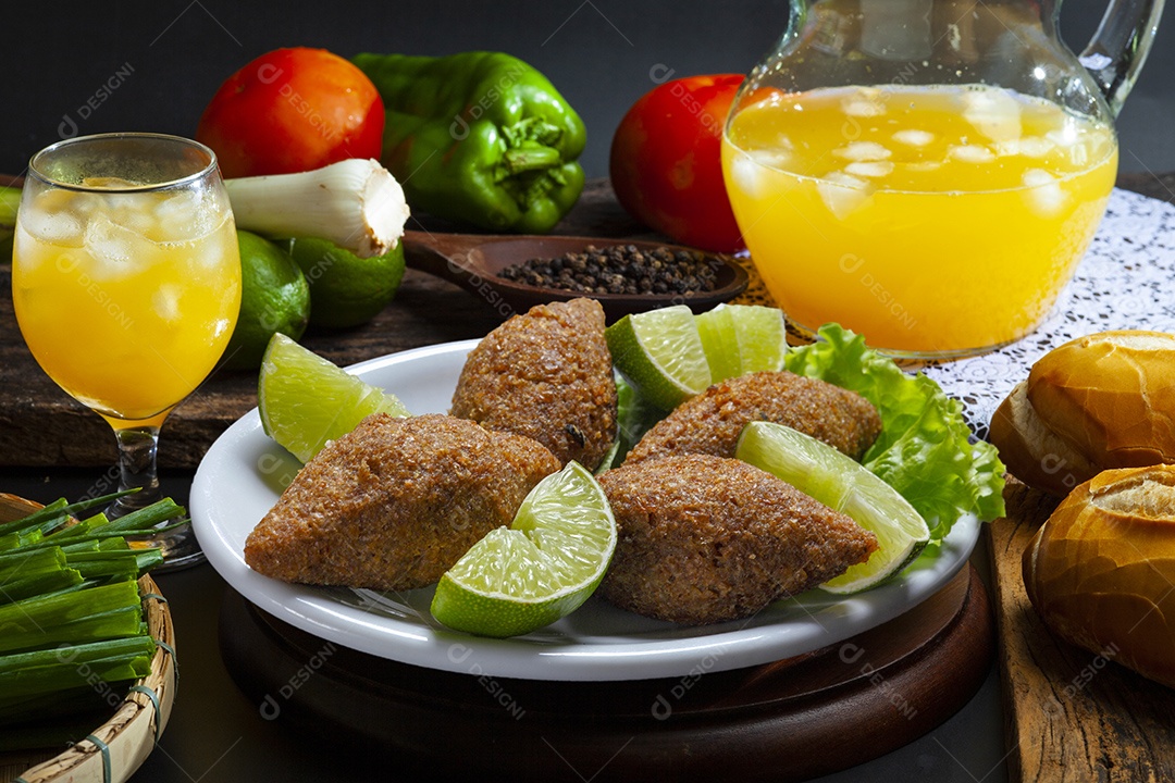 Prato com salgado quibes em bandas de limão