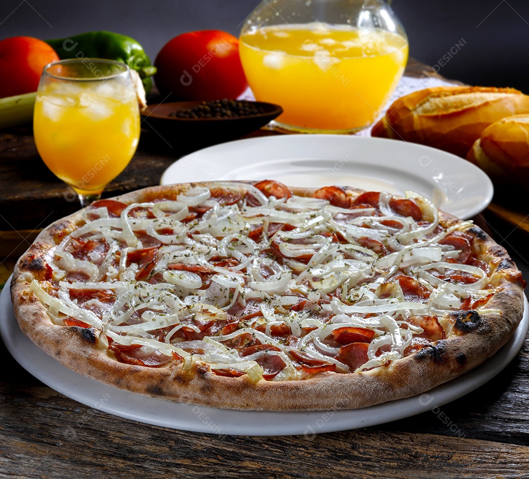 Pizza de calabresa acebolada