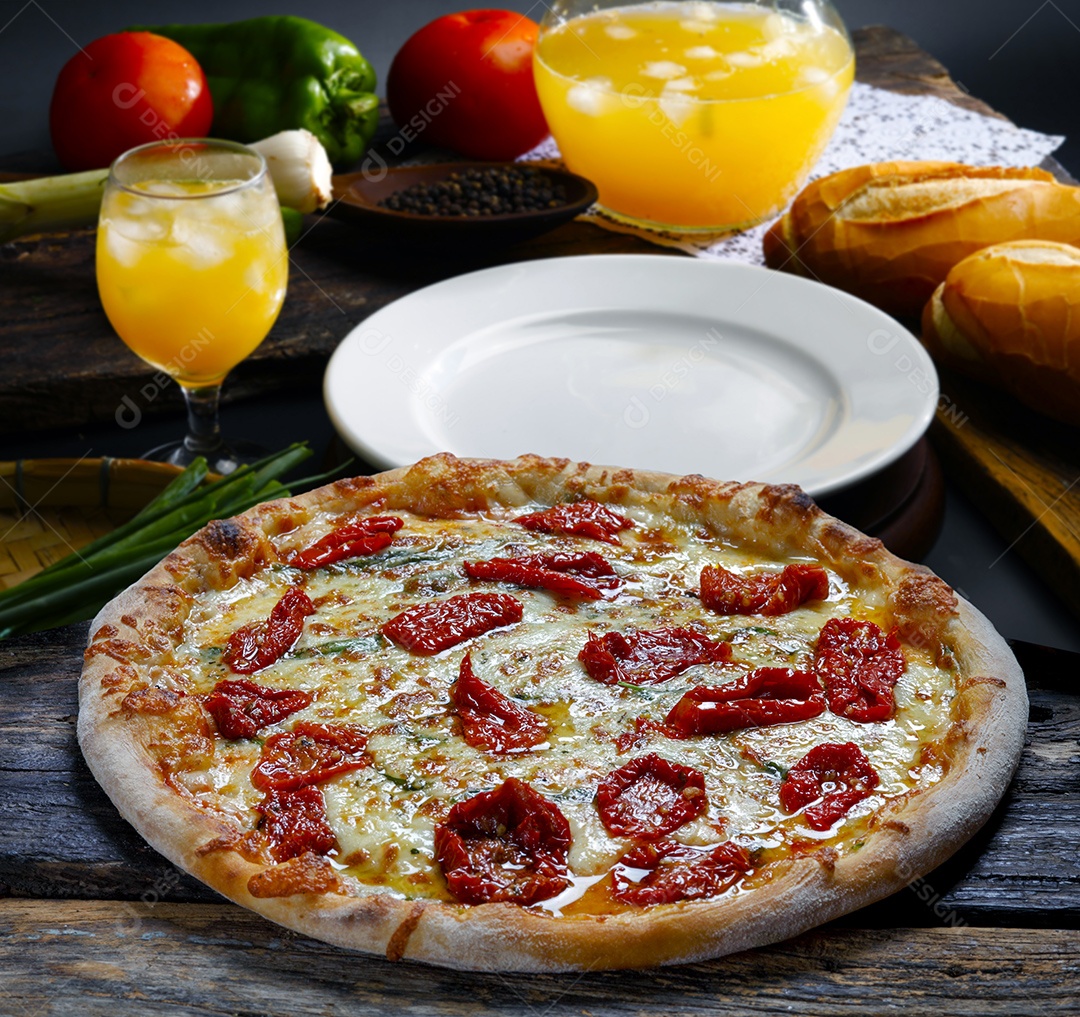 Pizza de queijo e pedaços de tomates secos