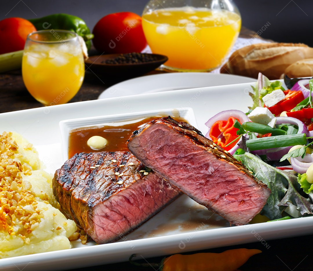 Carne assado fatiada suculenta ao ponto com lateral de salada