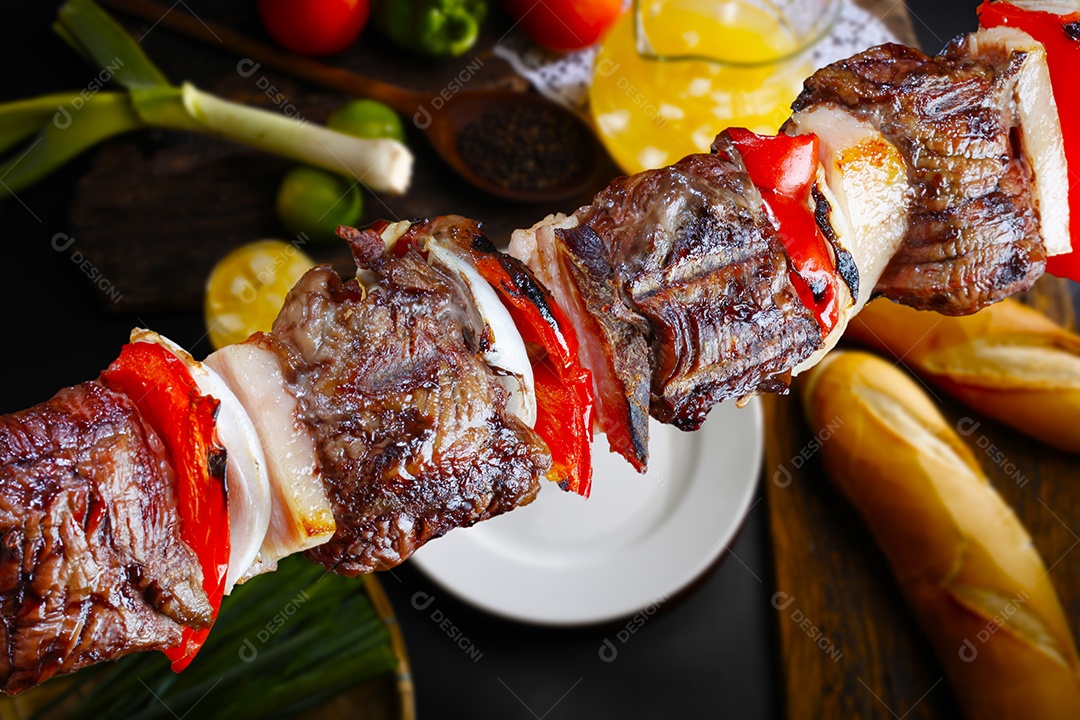 Espetinhos de carne com legumes assado