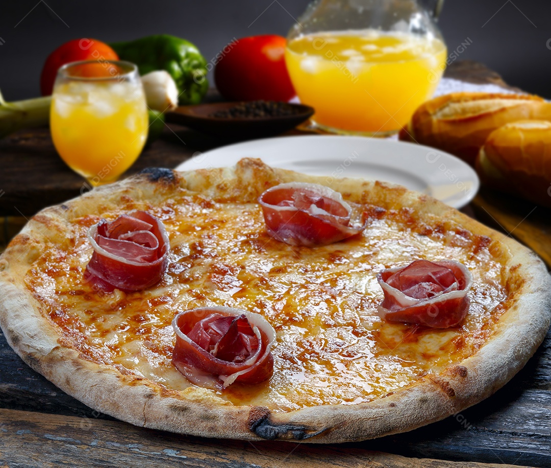 Pizza de queijo com presunto