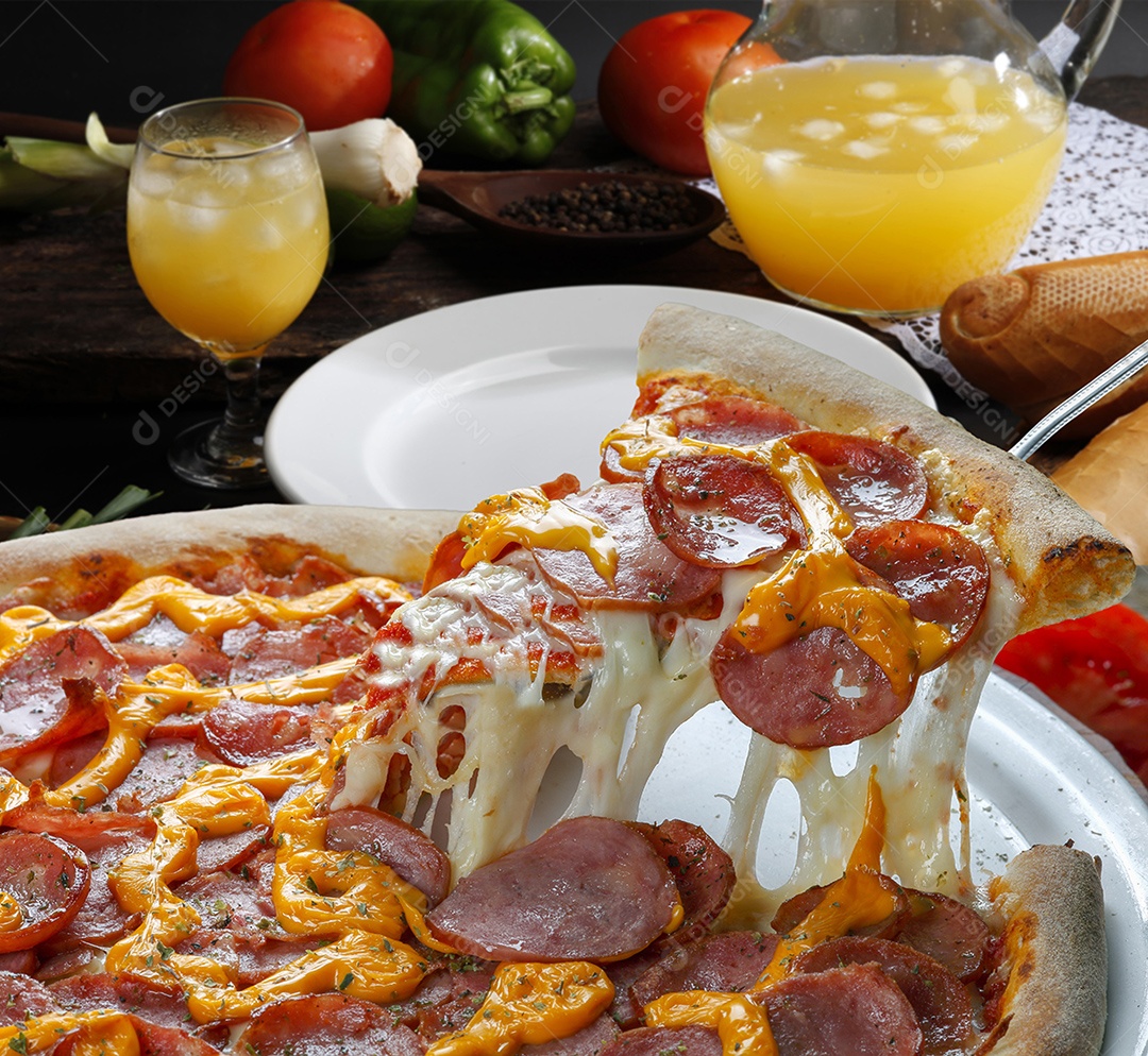 Pizza de calabresa com queijo e cheddar