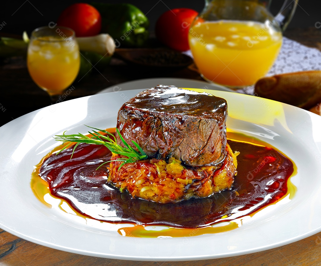 Filé mignon ao molho de vinho tinto