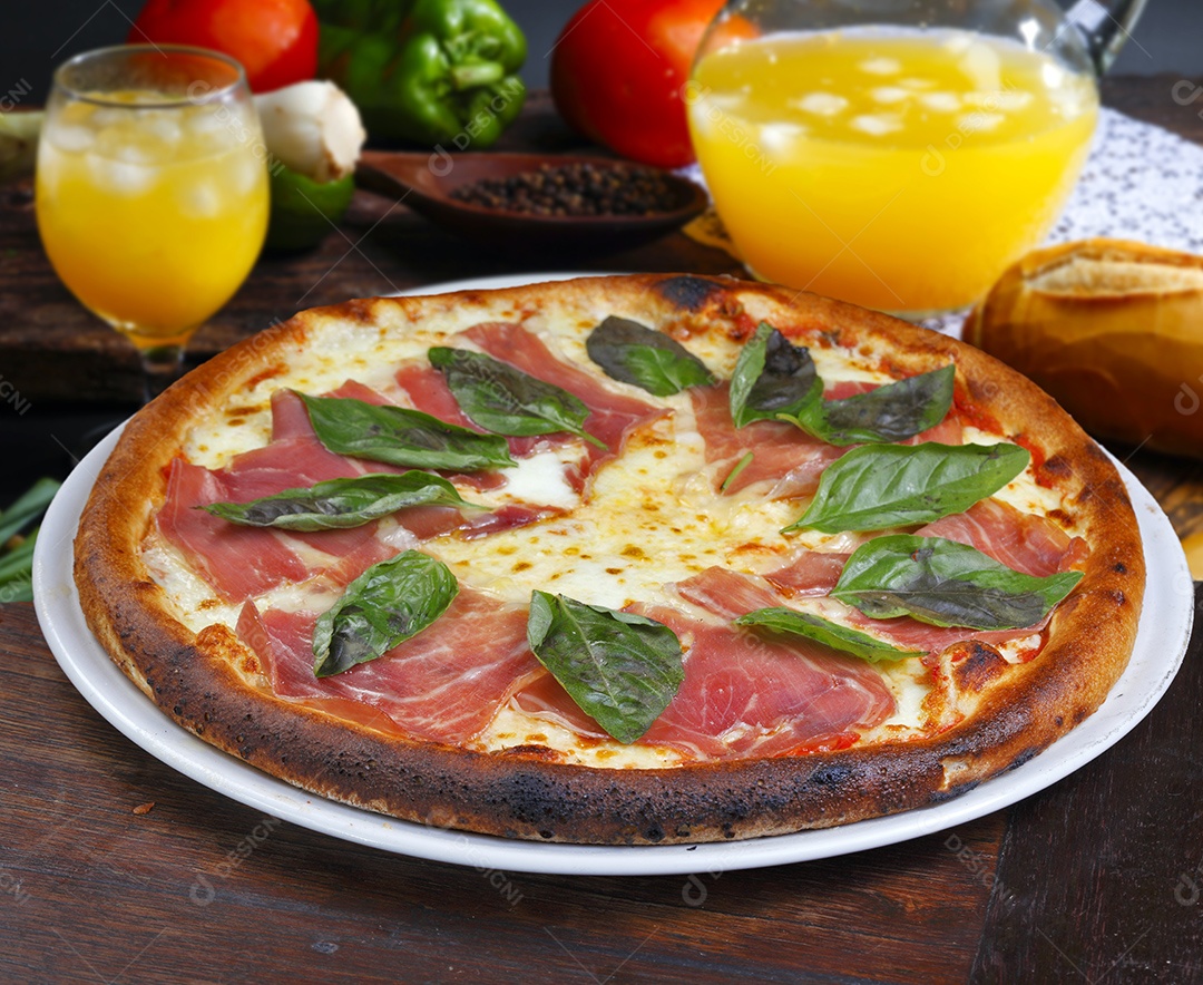 Deliciosa pizza assada sobre mesa de madeira