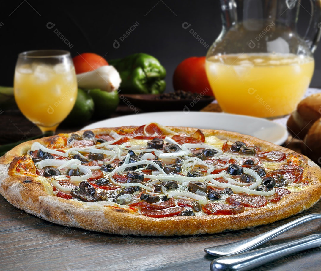 Deliciosa pizza assada sobre mesa de madeira
