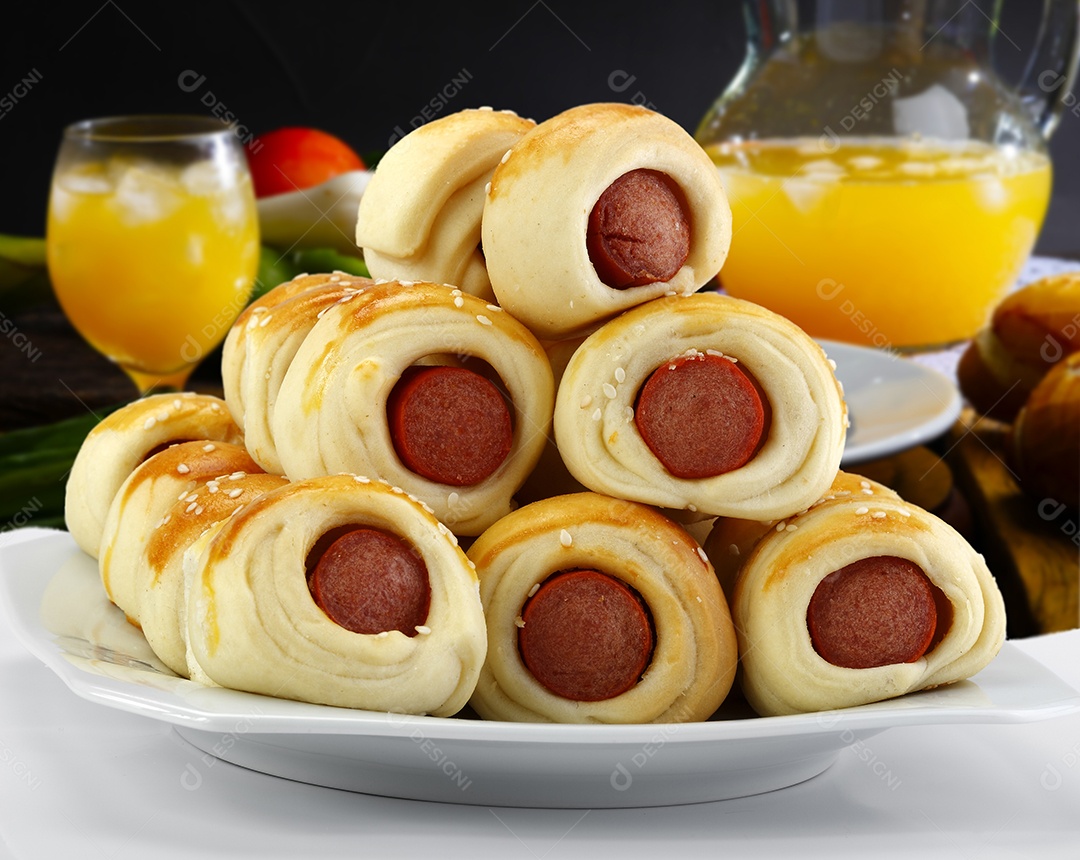 Vários enroladinhos de salsicha