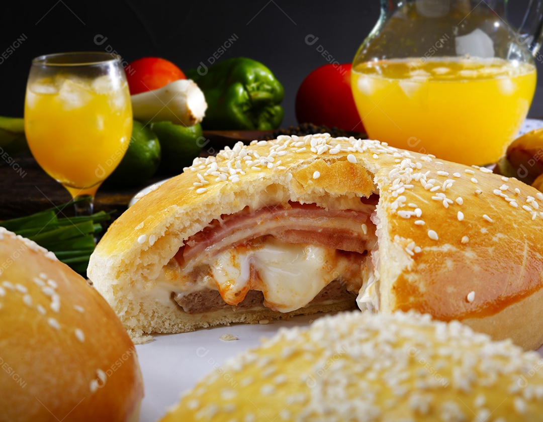 Petisco brasileiro com queijo e presunto