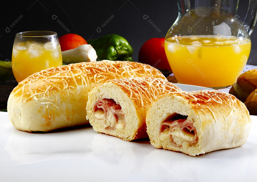 Petisco brasileiro com queijo e presunto