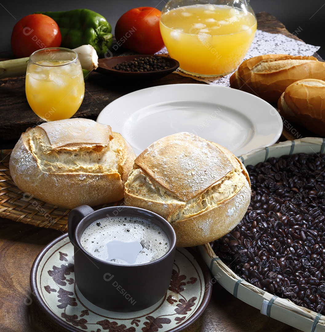 Café da manhã com suco de laranja e pães variados