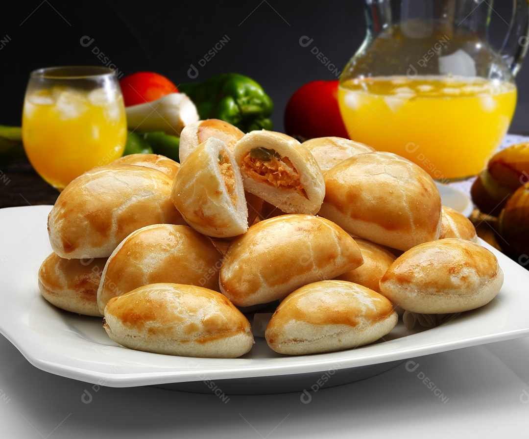 Petisco brasileiro esfiha de frango