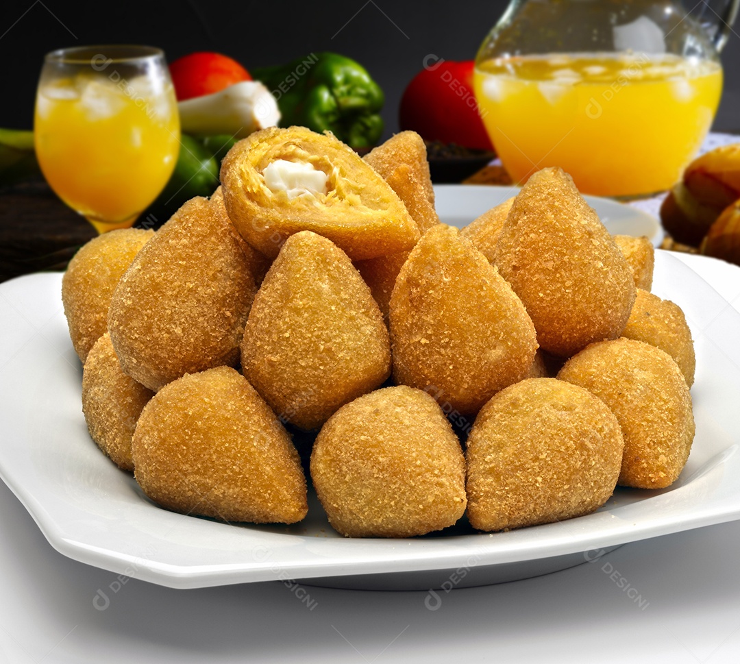 Coxinha de frango com catupiry sobre prato branco