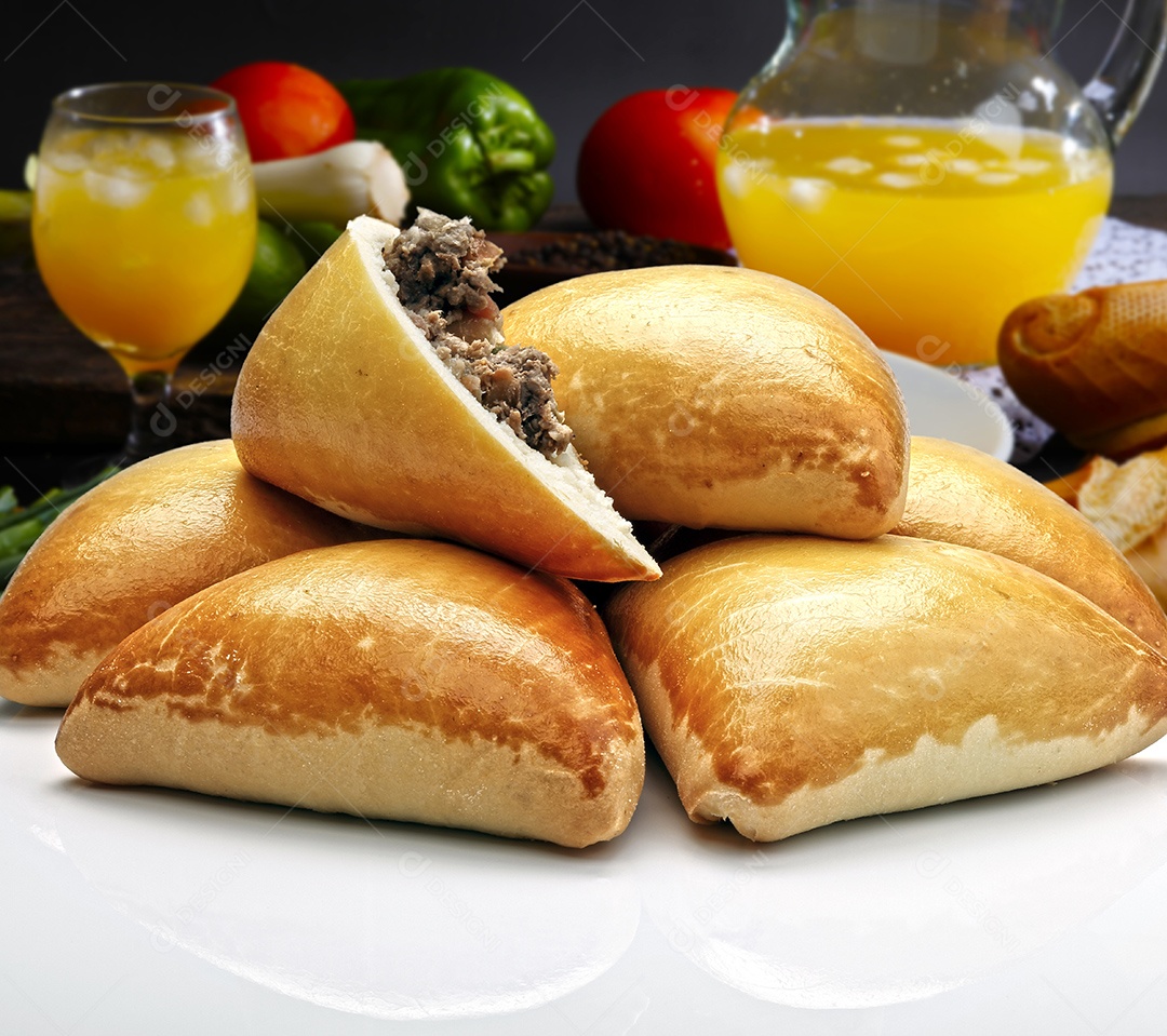 Petisco brasileiro esfiha de carne