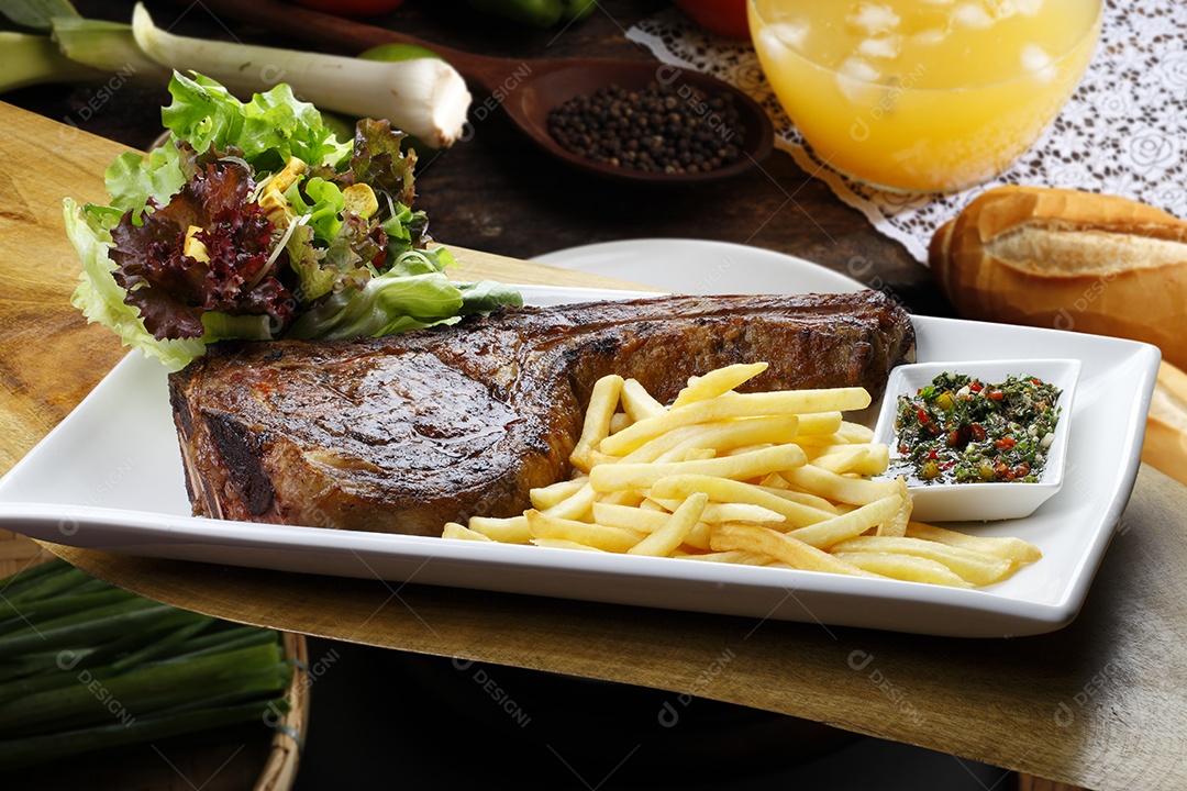 Bifes de Tomahawk grelhados na hora com salada batata frita