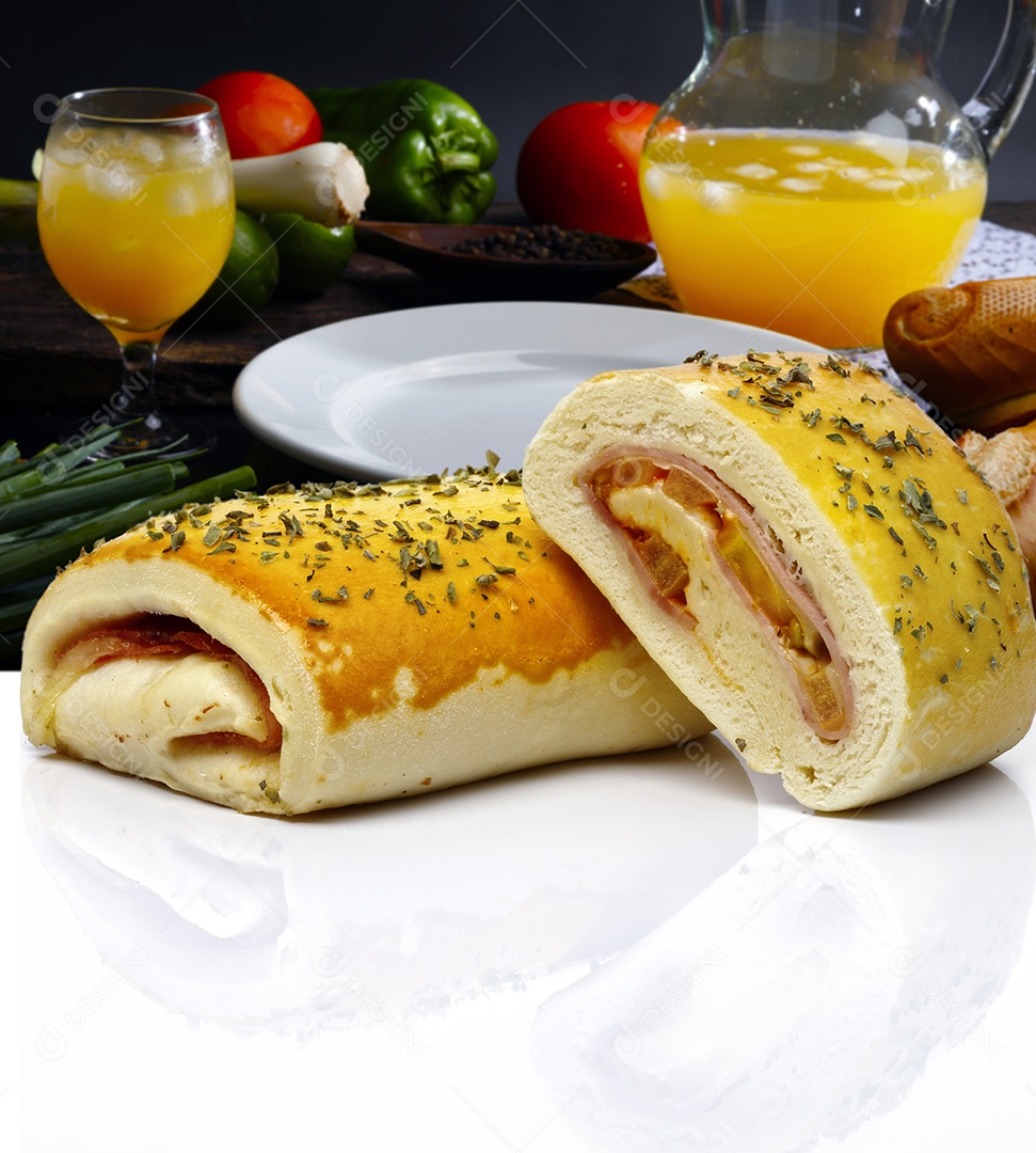 Petisco brasileiro com queijo e presunto