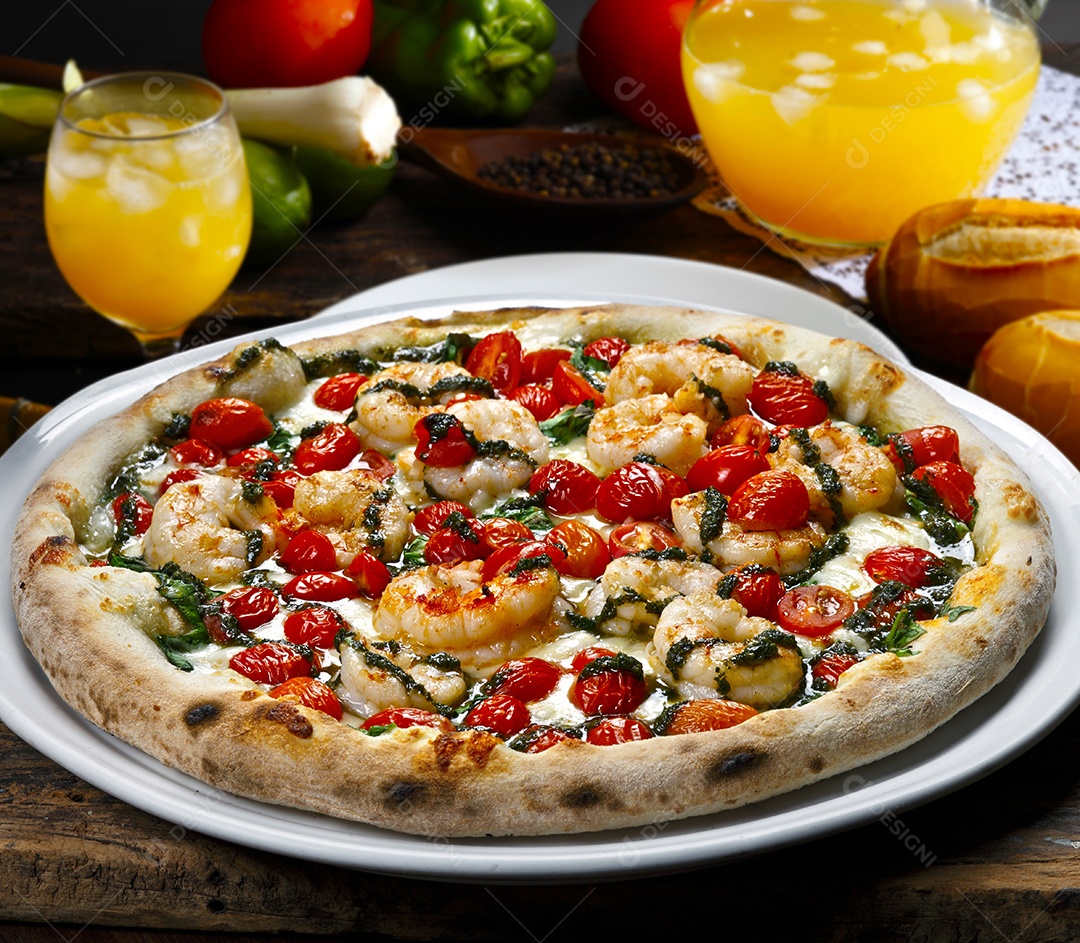 Pizza de frutos do mar com suco