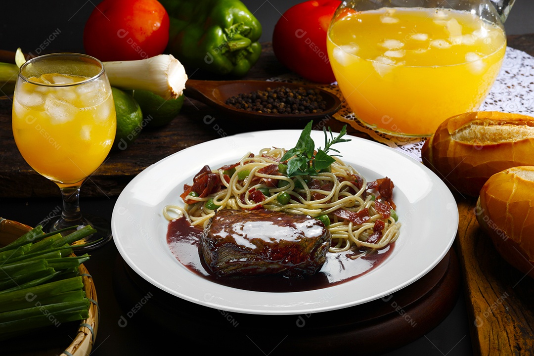 Macarrão espaguete ao molho com carnes