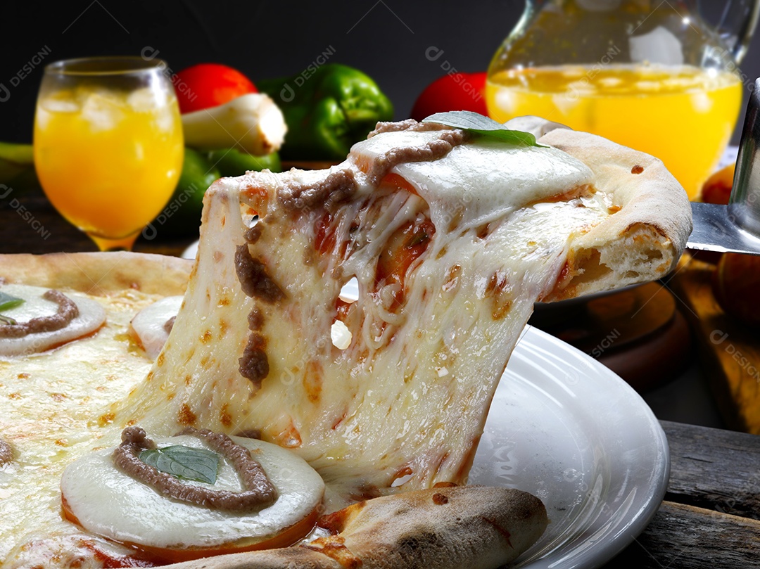 Pizza cremosa de queijo e tomates