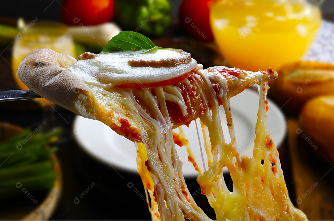 Pizza de queijo com tomates deliciosa