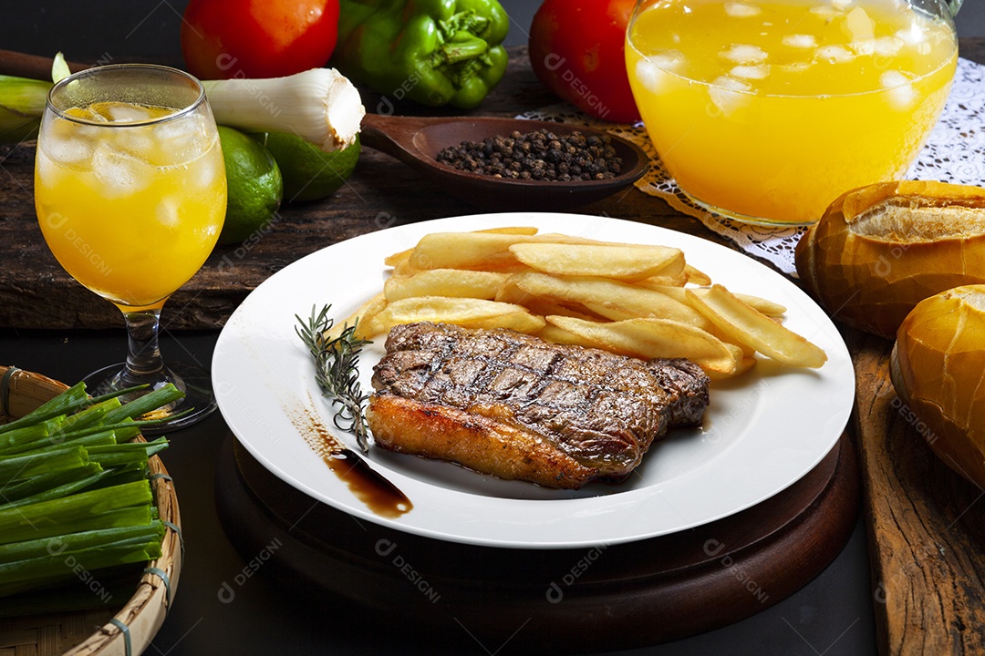 Bifes grelhado com batatas fritas