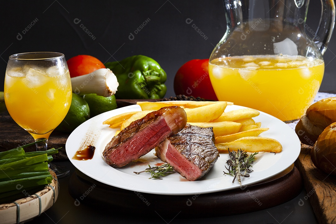 Bifes grelhado mal passado com batatas fritas