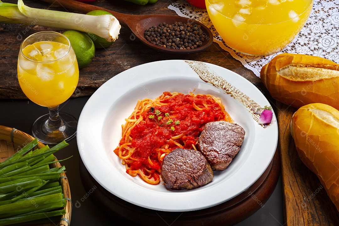 Macarrão ao molho bolonhesa com bifes de filé mignon